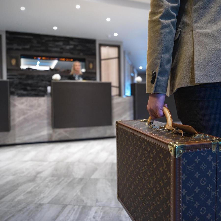 Boulevard Hotel Blackpool Exteriör bild A guest checking in at a hotel
