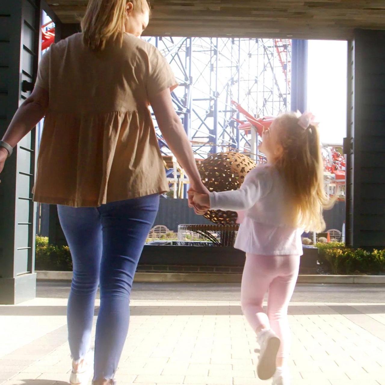 Boulevard Hotel Blackpool Exteriör bild A mother and her daughter