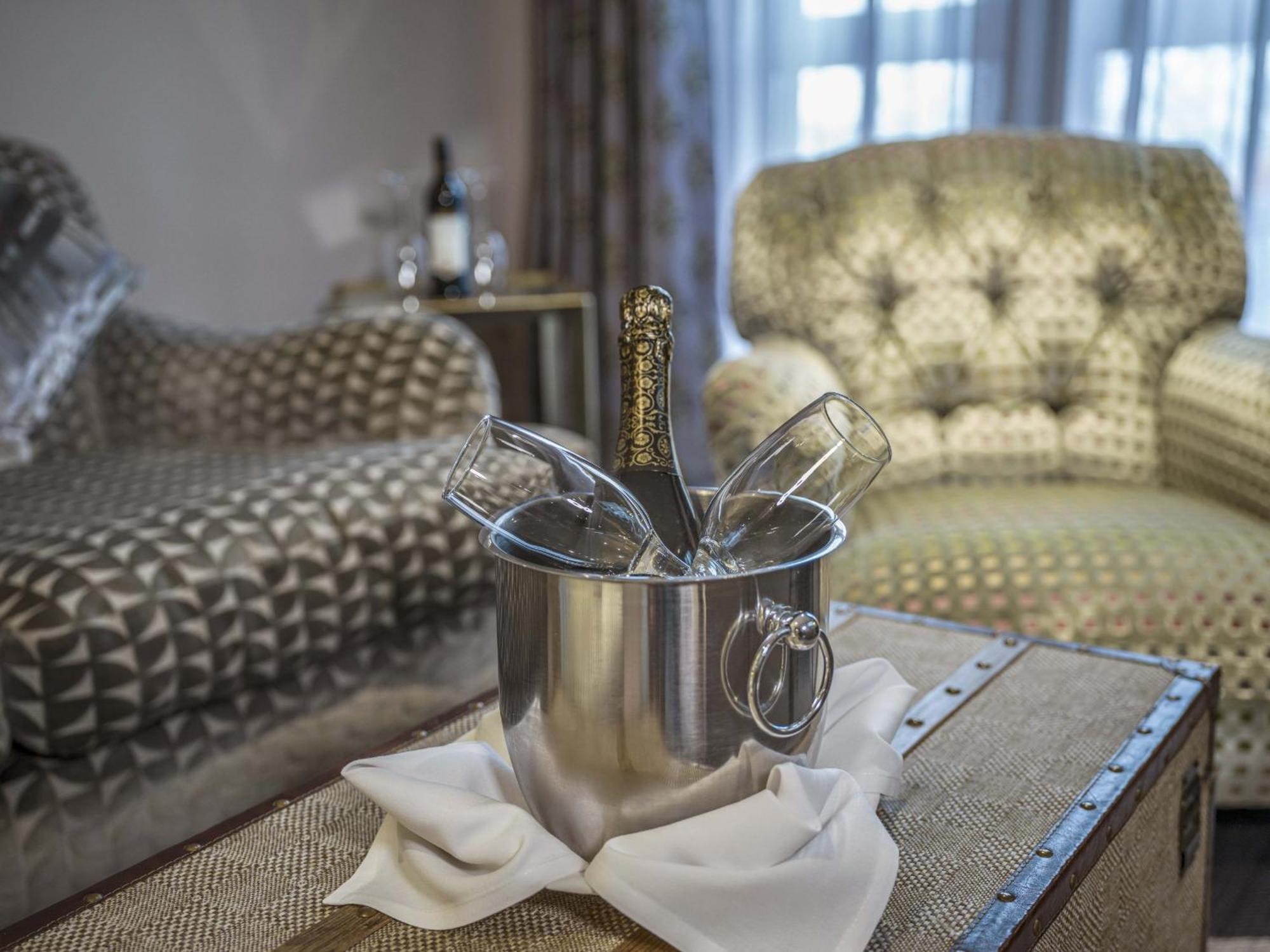 Boulevard Hotel Blackpool Exteriör bild Champagne bucket