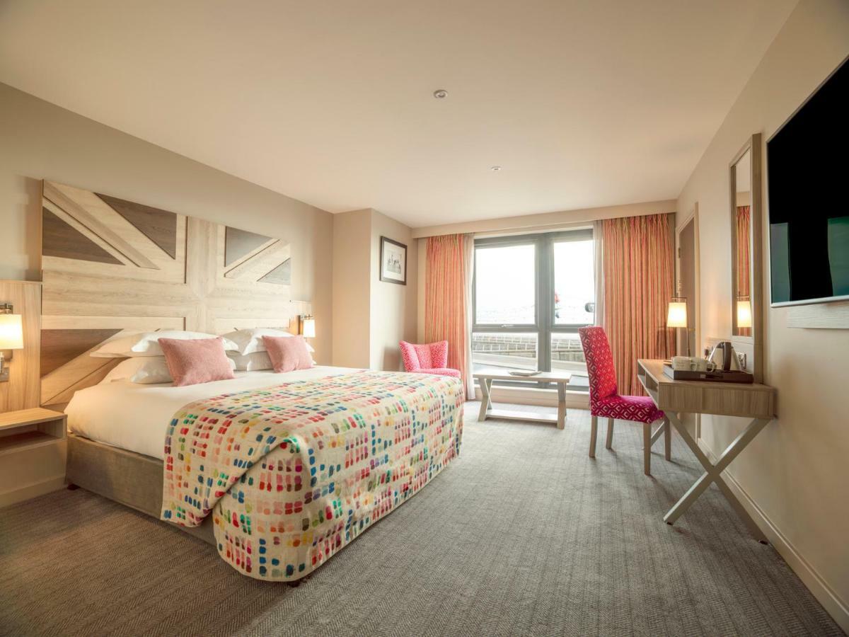 Boulevard Hotel Blackpool Exteriör bild A bedroom at the Hilton London Heathrow